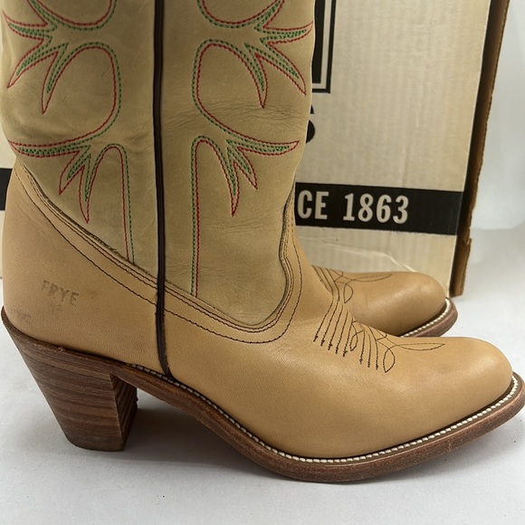 Frye vintage cowgirl cream tan boots size 8. Fits more like a 6.5 or 7 - Picture 2 of 9